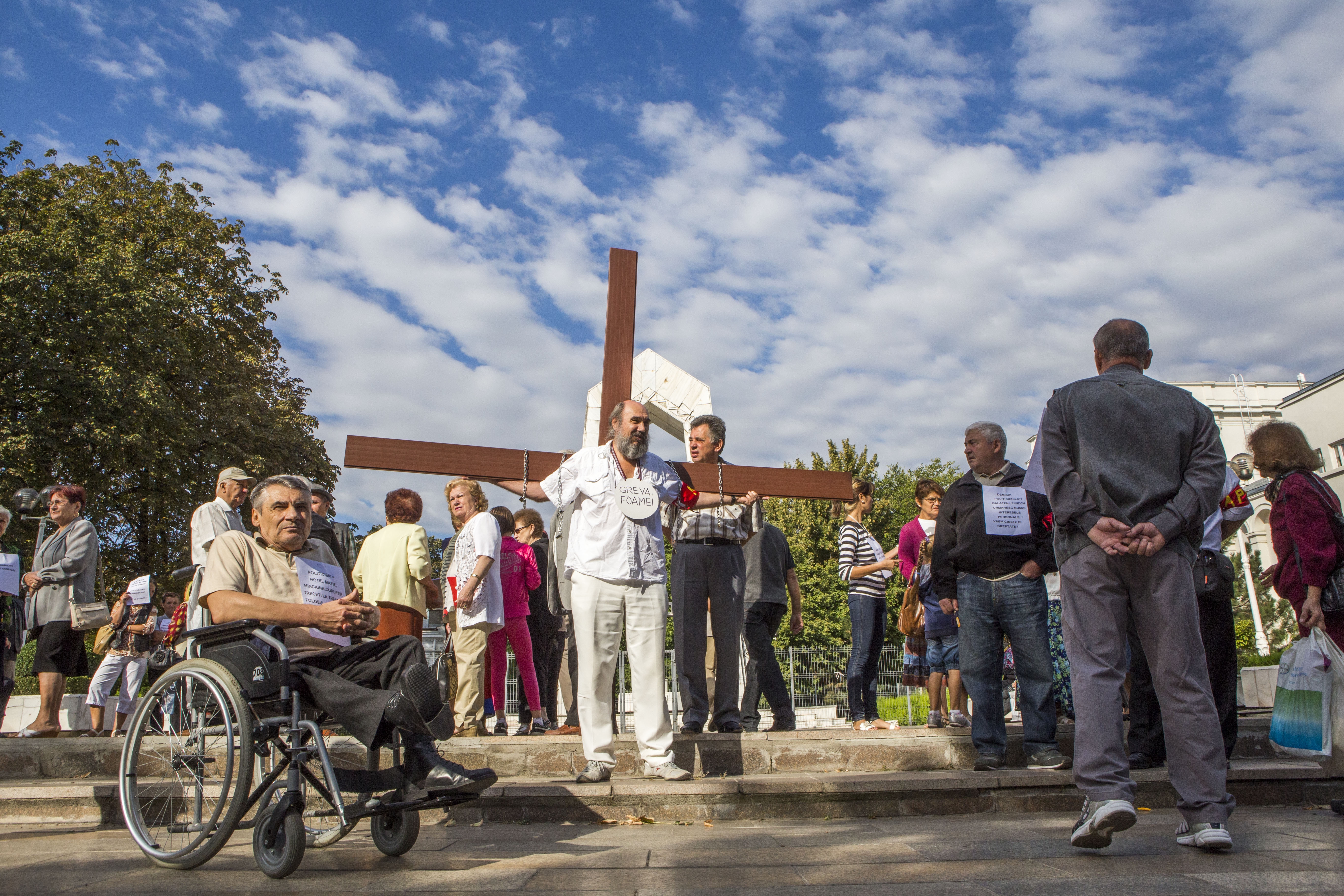 Pensionarii protestează vineri, la Prefectură şi la sediile partidelor