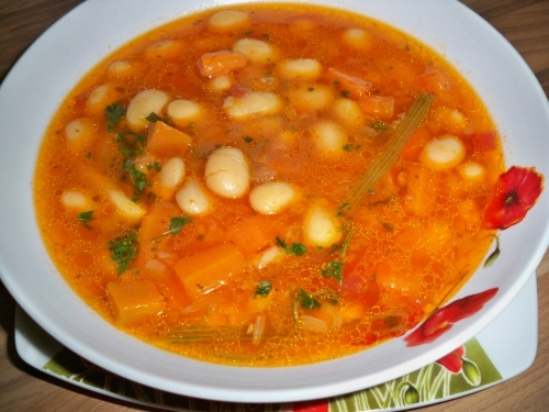 Ciorbă de fasole boabe, preparat tradițional pentru toate gusturile