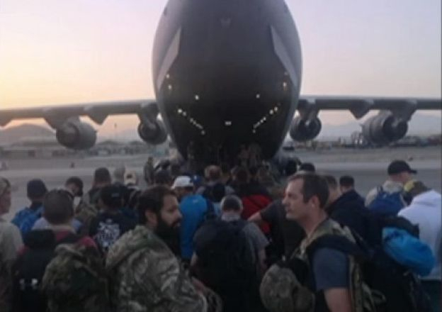 Cetățeni români evacuați de pe aeroportul din Kabul