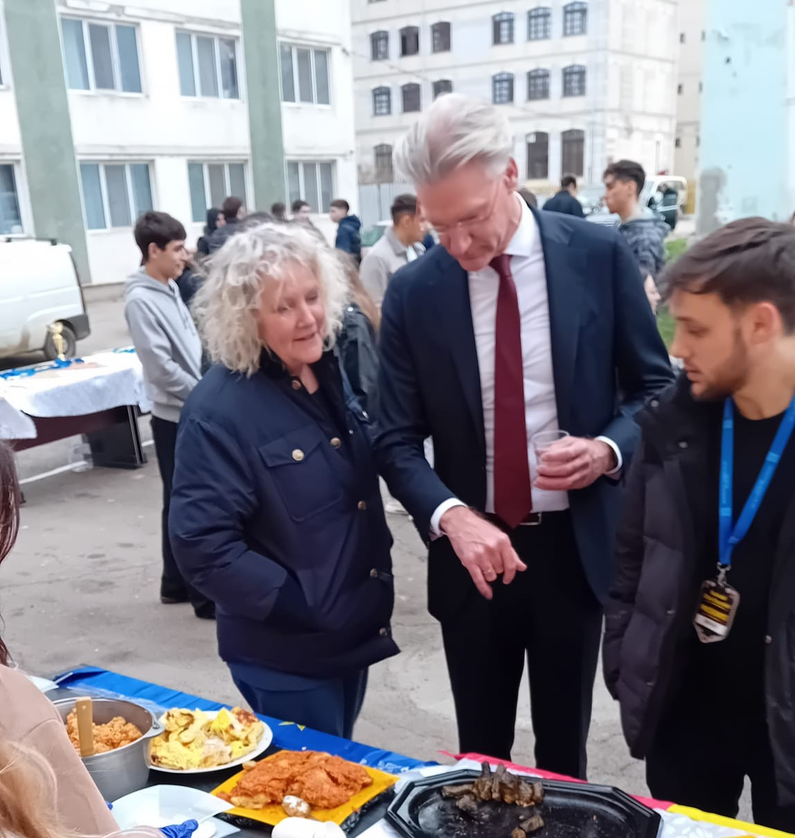Poza zilei. Oaspeţi olandezi la „Basarabia culinară”, în campusul gălăţean