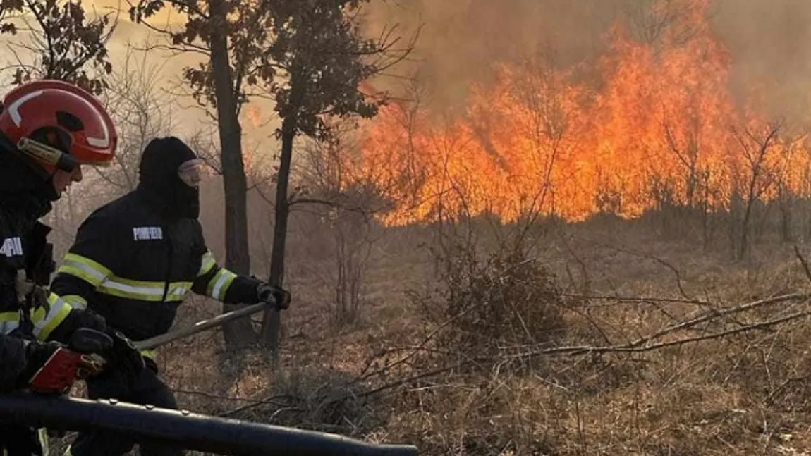 Pompierii cer și ajutorul preoţilor pentru limitarea incendiilor de vegetaţie
