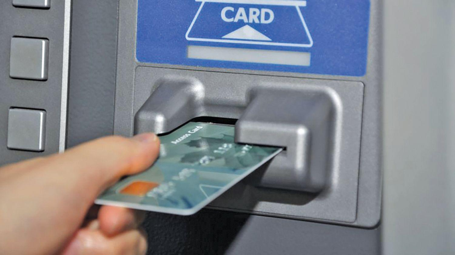 Hoţi de portofele, prinşi la bancomat