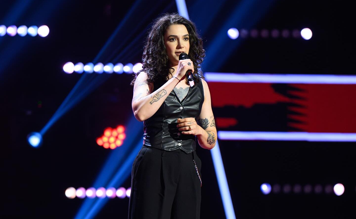 Fără o oră de canto, a întors toate scaunele la „Vocea României”. Dispută între antrenori pentru gălăţeanca Mara Biriş