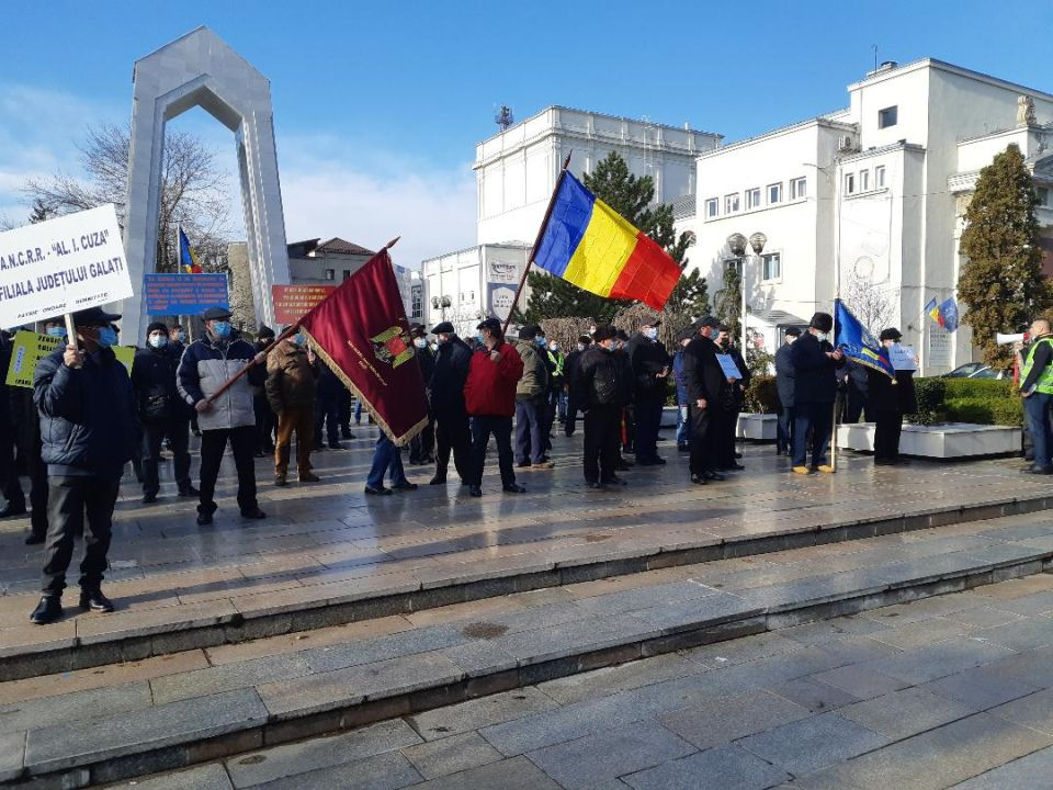 Pensionarii militari din Galaţi protestează de Ziua Armatei