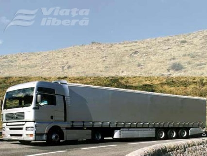 Fiat zdrobit de TIR, la Cosmeşti