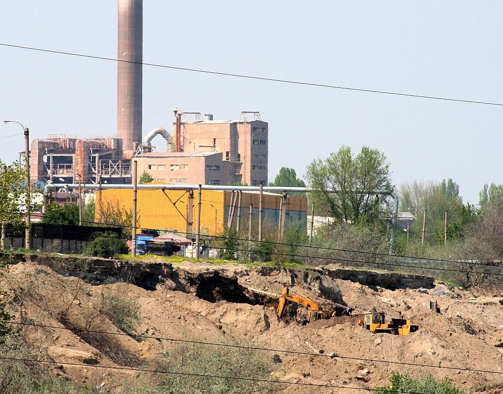 GALERIE FOTO / Excavatoarele fac prăpăd în vecinătatea Combinatului! Clădiri gata să se prăbuşească din cauza hoţilor de fier