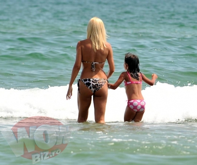 Şnuruleţele Elenei Udrea vs. brăcinarii lui Tăriceanu