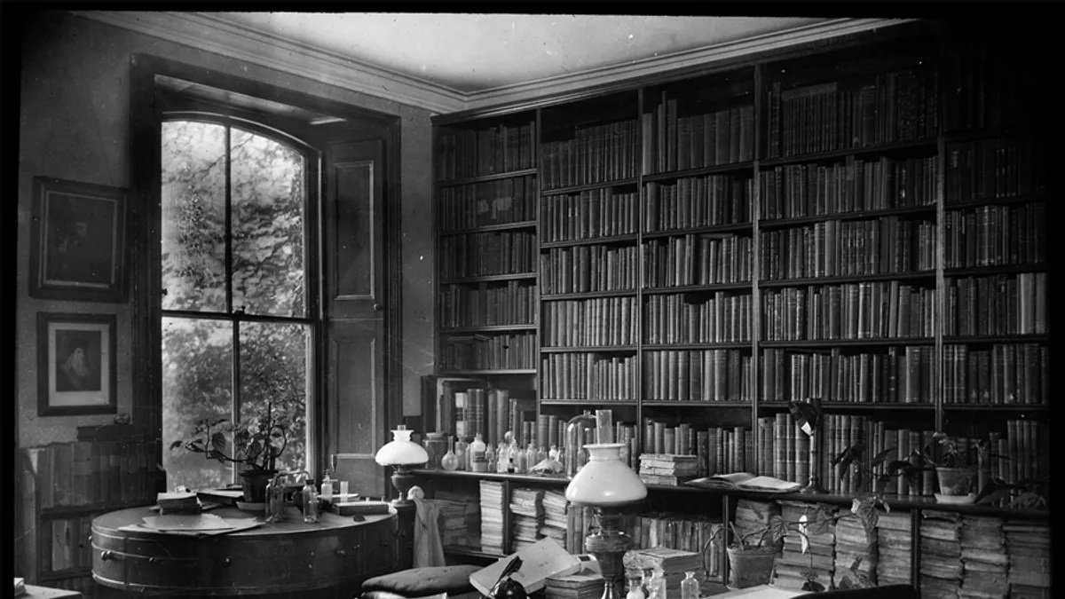 Impresionanta bibliotecă a lui Charles Darwin, reasamblată