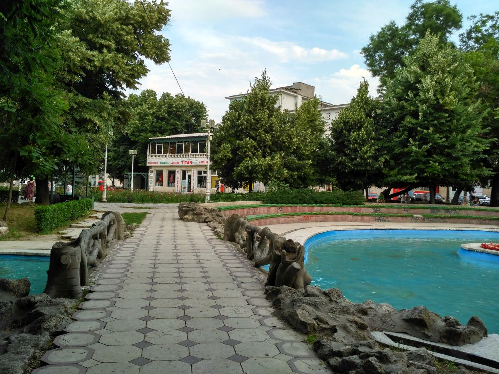 S-a dat startul lucrărilor de modernizare. Haremul din Parcul Eminescu, ascuns după un paravan (FOTO)