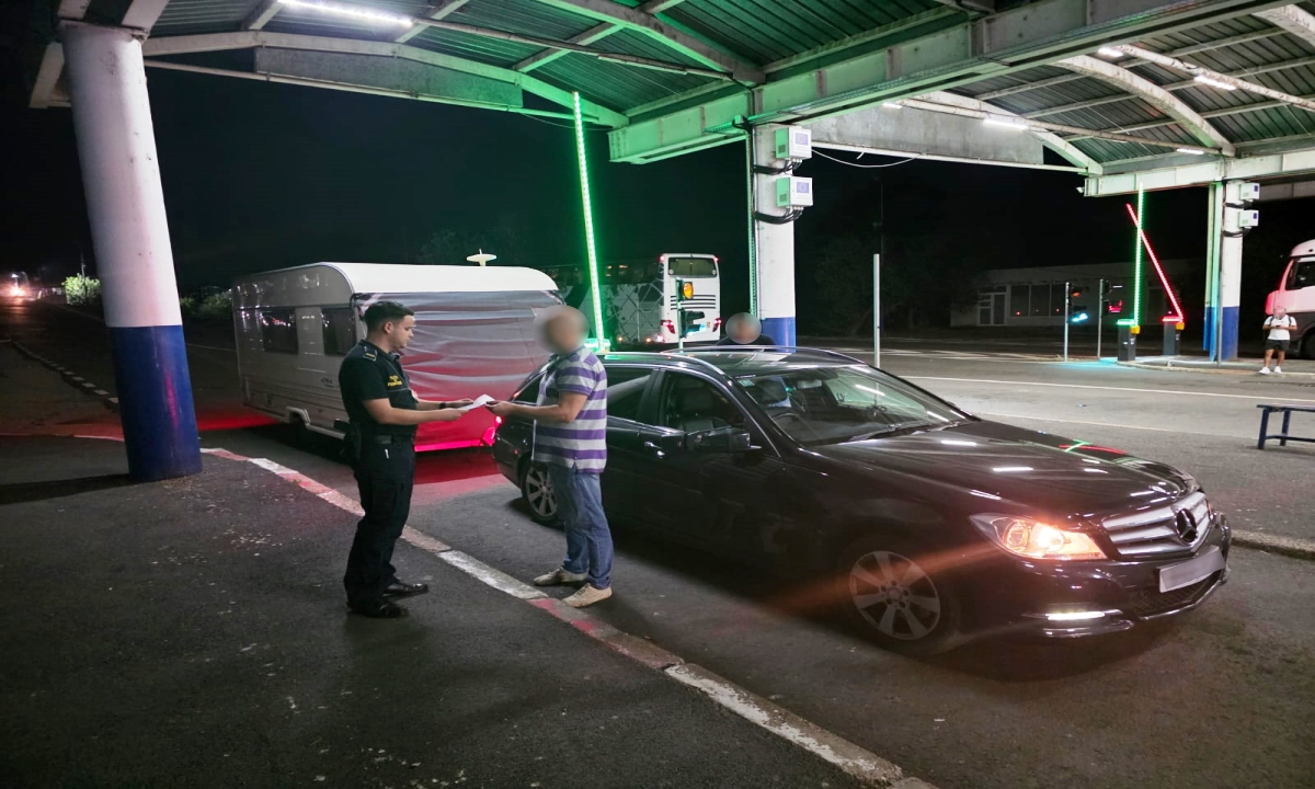 Șofer de limuzină, prins la frontieră cu o remorcă neînmatriculată