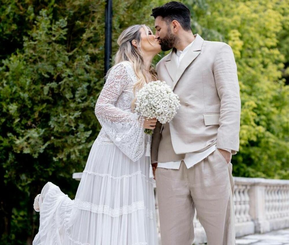 Mirele e rugat să-şi scoată mâna din buzunar