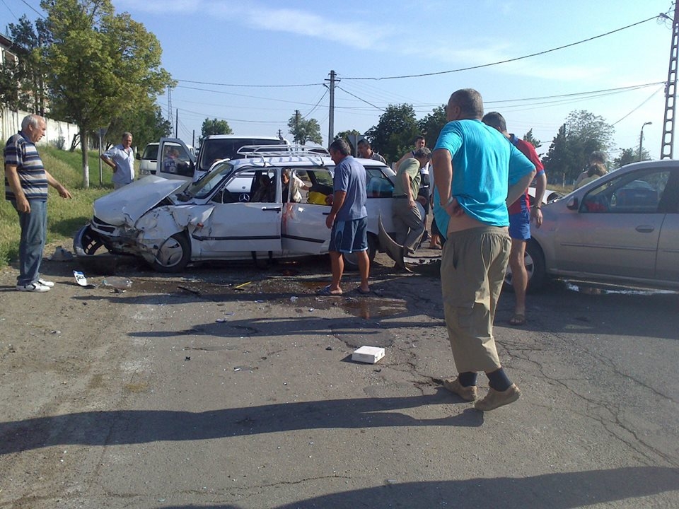 Accident la intrarea în Folteşti! O şoferiţă de 61 de ani a băgat trei persoane în spital