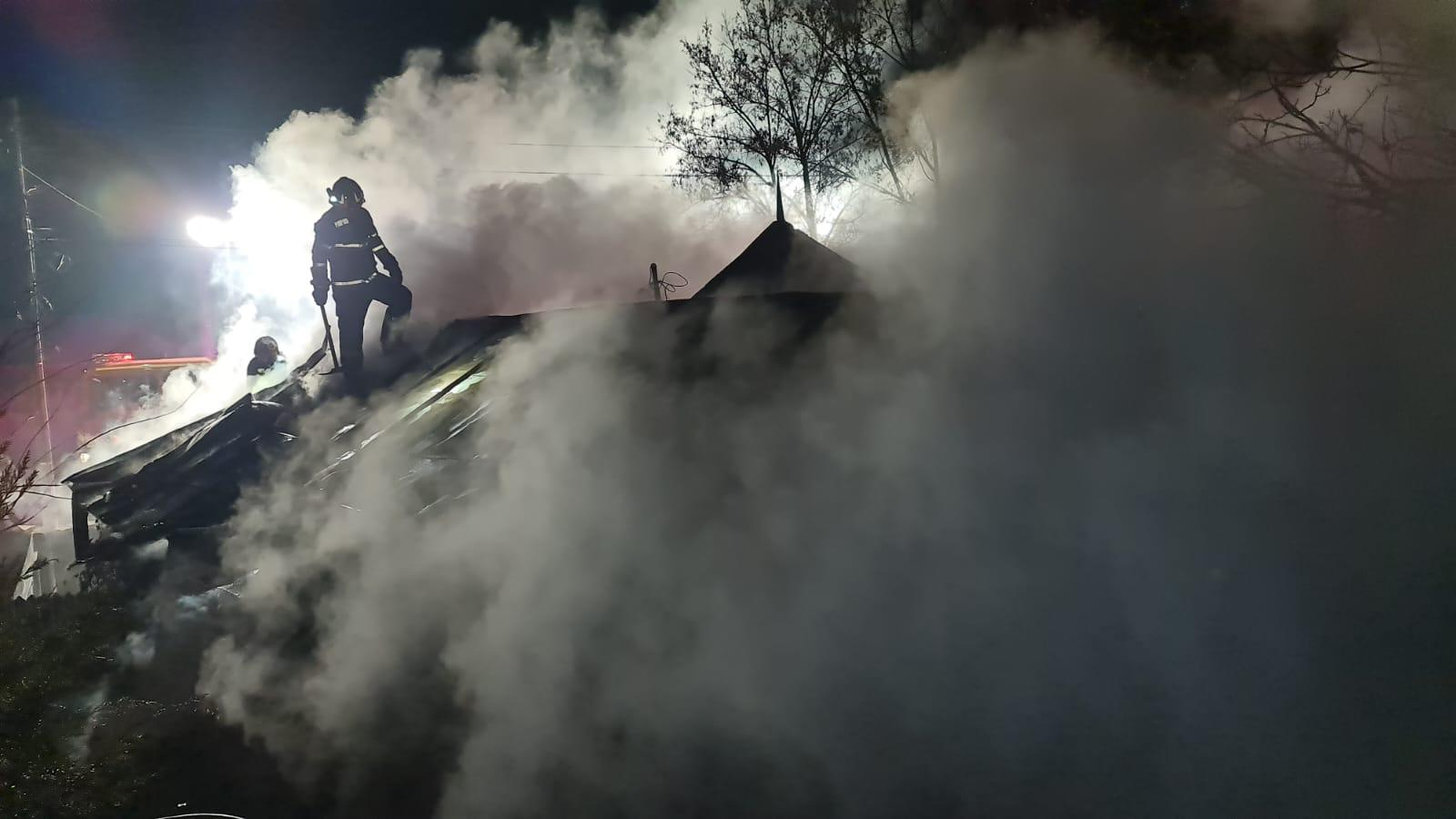 Incendiu urmat de explozie într-o gospodărie din Galați. Un bărbat este în stare gravă (VIDEO)