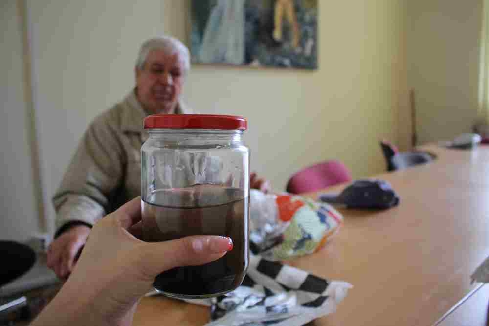 APA DE BĂUT a gălăţenilor, numai bună de aruncat la GUNOI. La robinetele oamenilor curge mizerie! (FOTO)