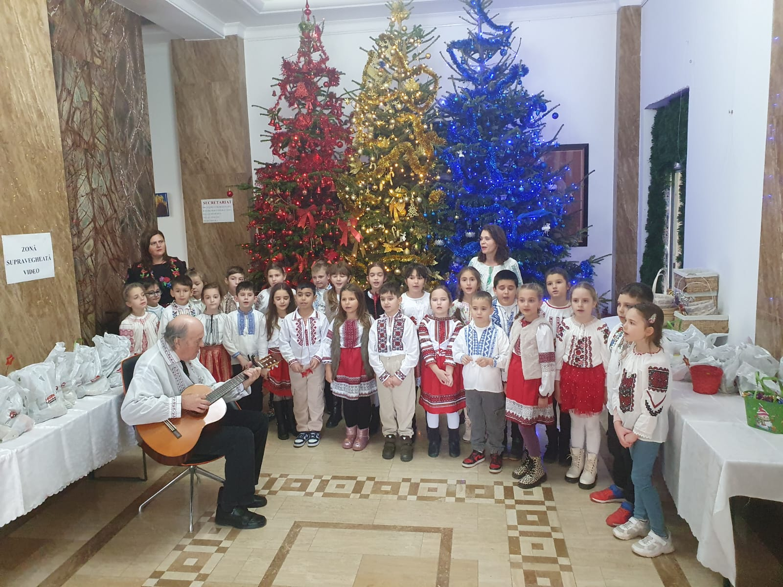 Spiritul sărbătorilor, transmis de elevii de la Şcoala Nr. 17 (video)