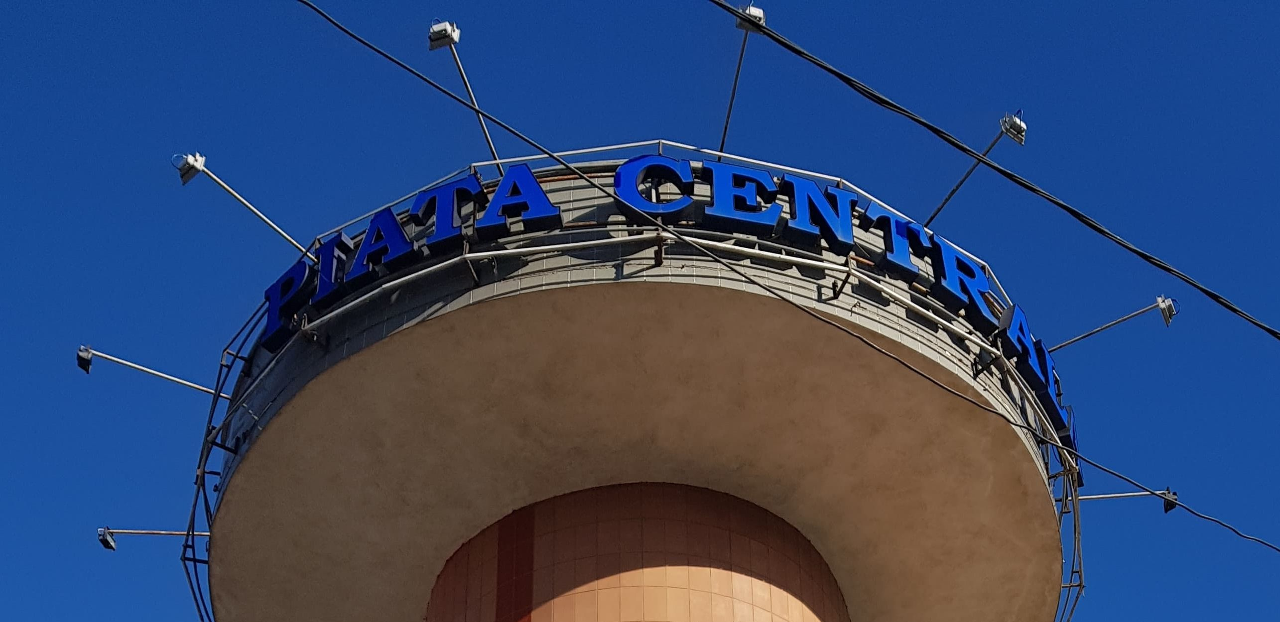 Prezentul sună bine. De la ”piazza grande” la Piaţa Centrală, o invitaţie îmbietoare