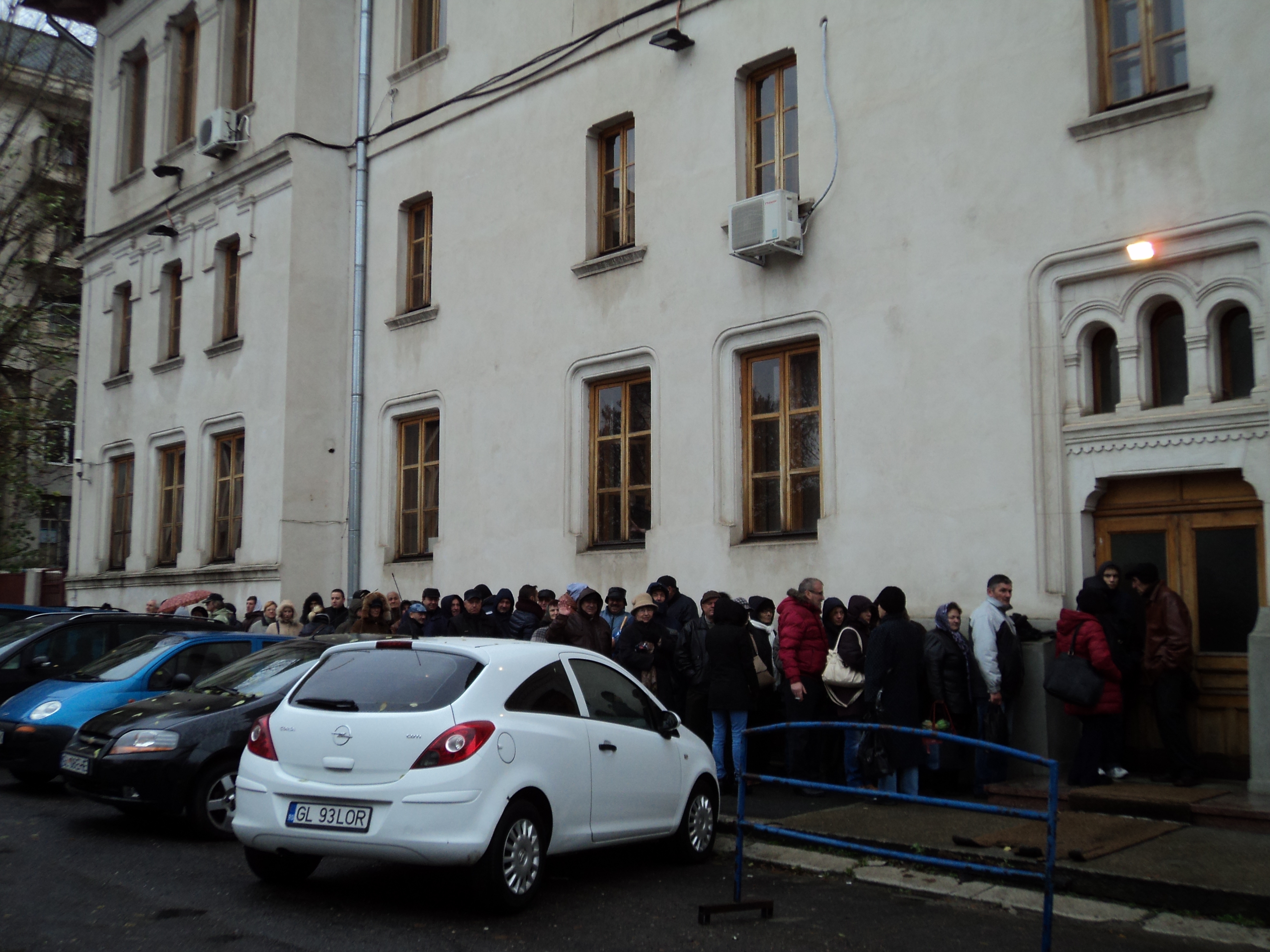 UMILIŢI, pe munca lor/ Zeci de gălăţeni, ţinuţi ORE ÎN ŞIR în ploaie şi vânt