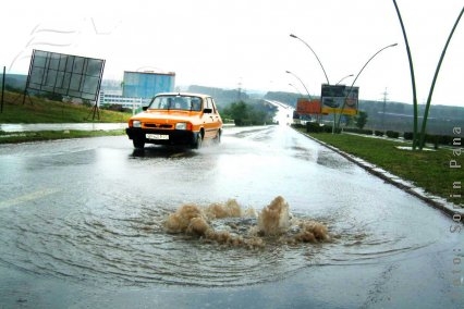 Apă din cer, apă din şosele