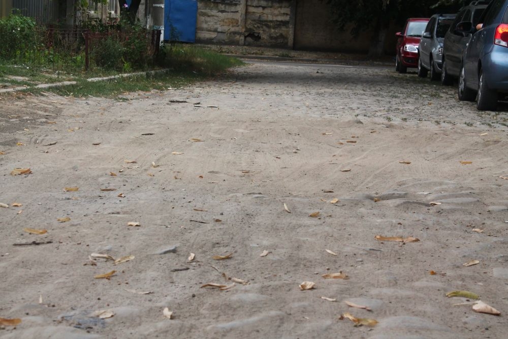 Strada din Galaţi care NU a fost ASFALTATĂ NICIODATĂ - Peisaj rustic sau neglijenţă edilitară?