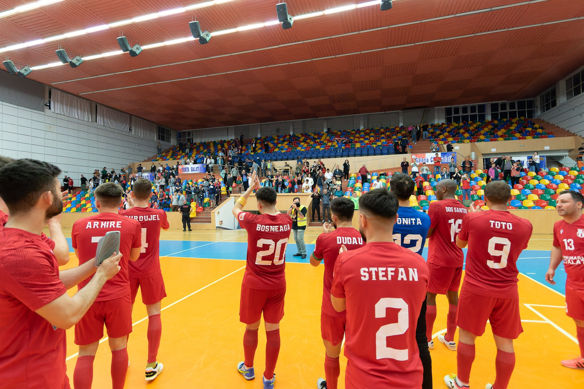 United începe finala cu două meciuri la Galați