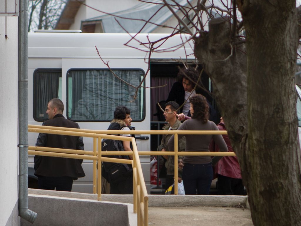 REFUGIAȚII, aduşi la Galaţi într-o discreţie totală. Primul lot de imigranţi a fost întâmpinat cu PROTESTE