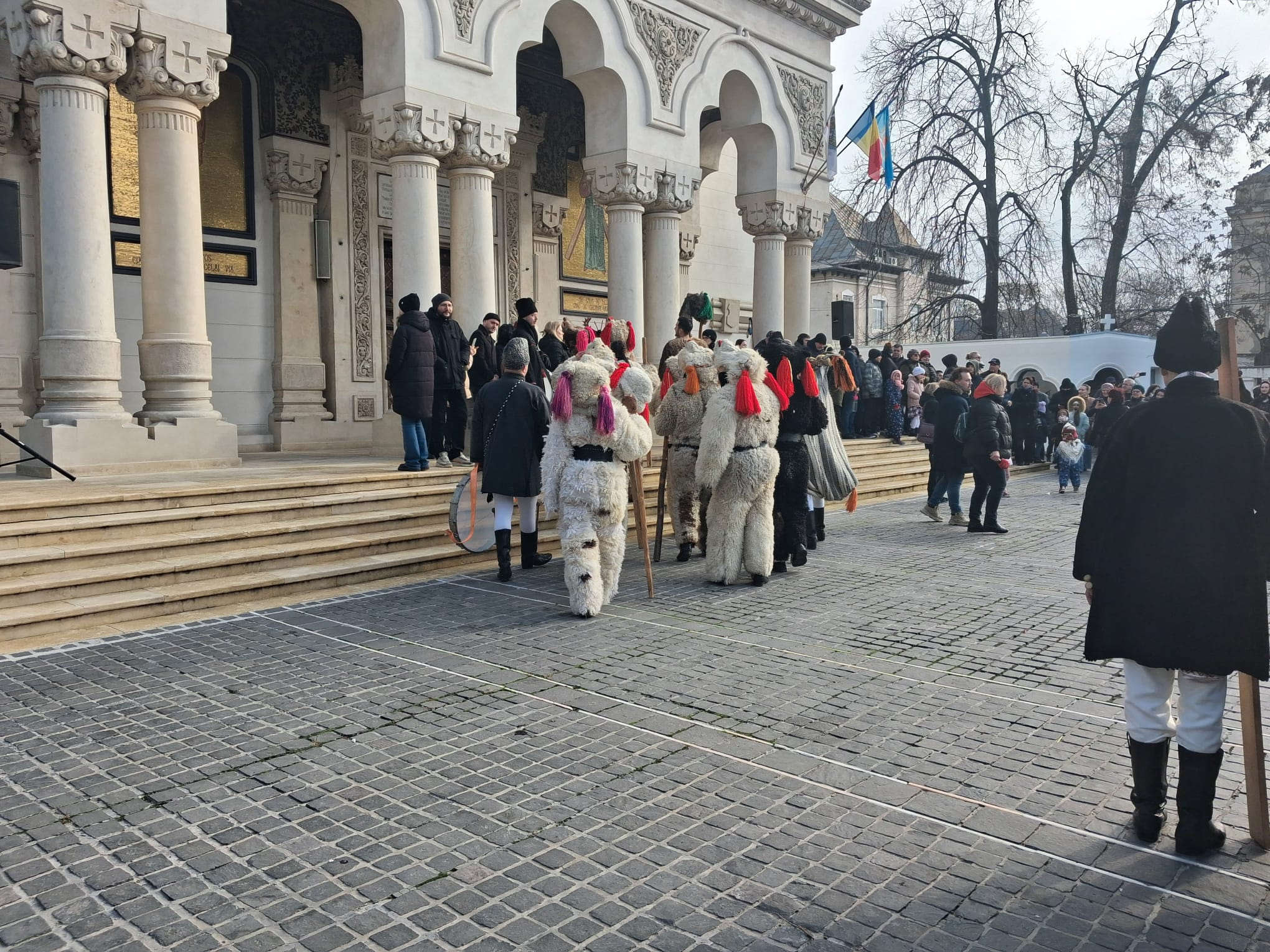 Colinde româneşti și obiceiuri din străbuni, în fața Catedralei Arhiepiscopale
