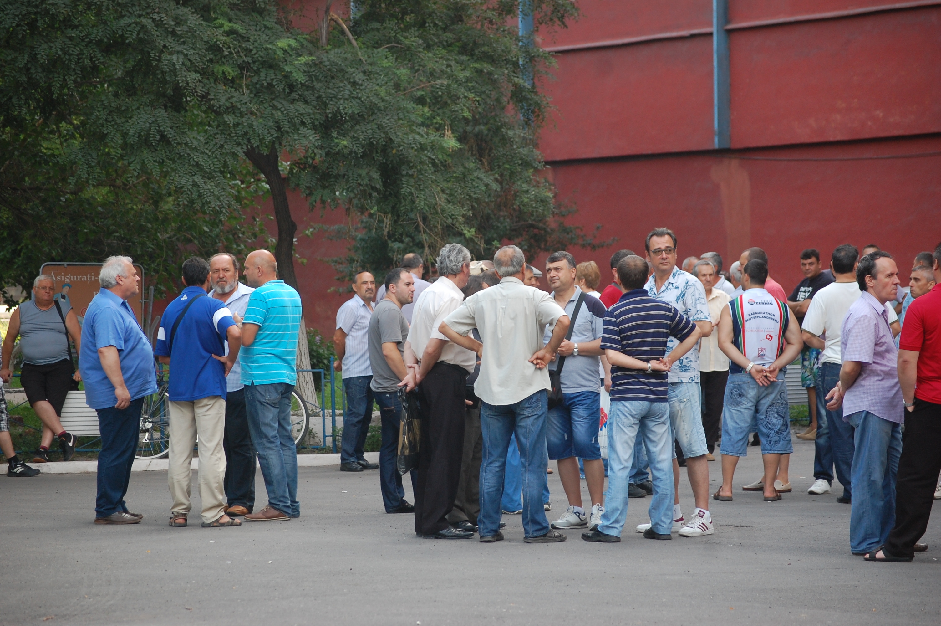 PROTEST spontan la Electrocentrale/ Angajaţii societăţii vor CÂȘTIGA MAI PUȚIN