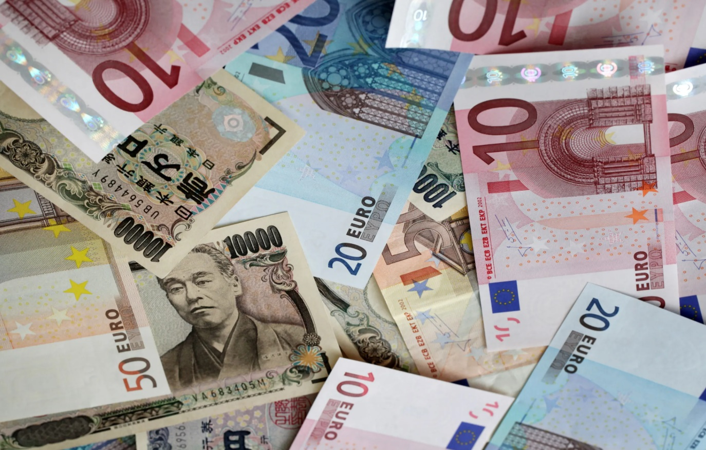 Euro a coborât sub 5,07 lei. Pieţele internaţionale s-au calmat