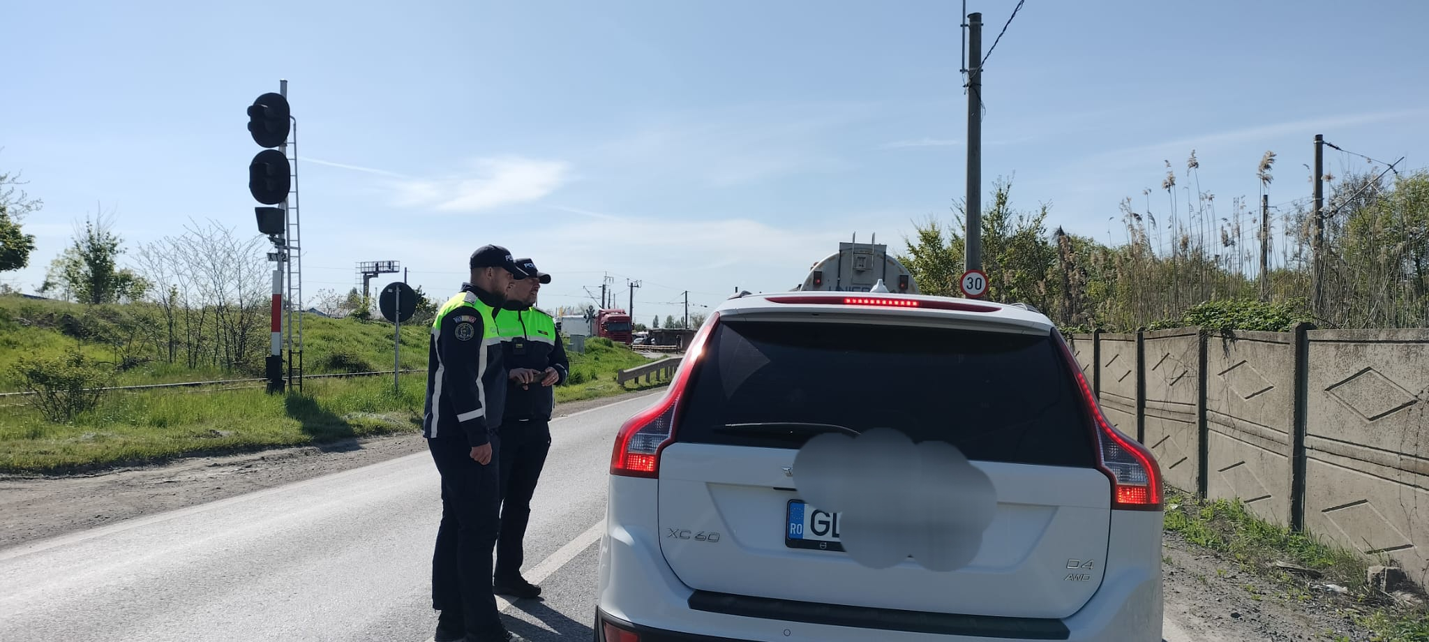 Zeci de șoferi, amendați pentru că au ”tăiat” calea trenului