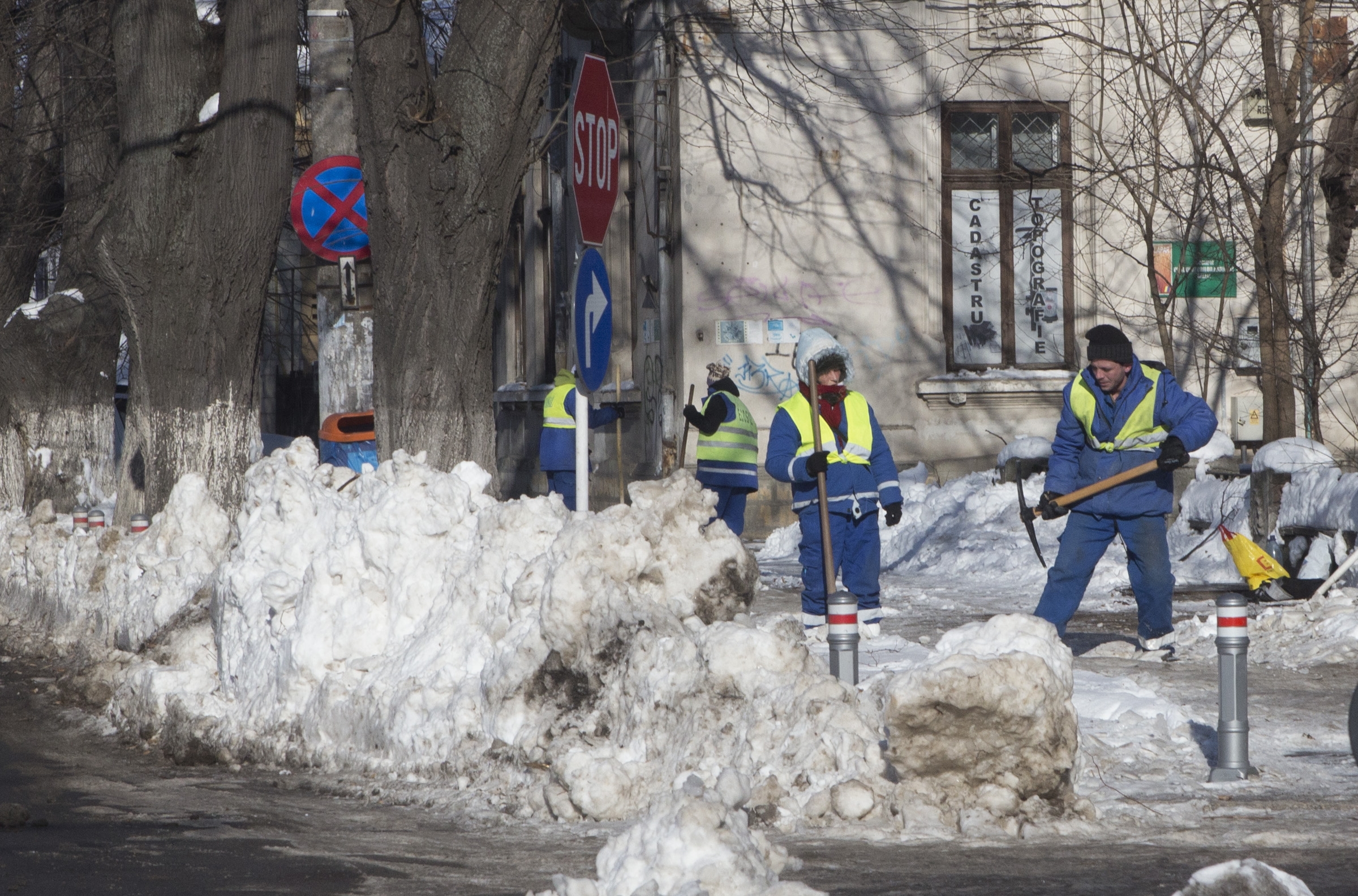 Angajatorii, OBLIGAŢI să-i protejeze/ MĂSURI SPECIALE pentru cei care MUNCESC ÎN FRIG