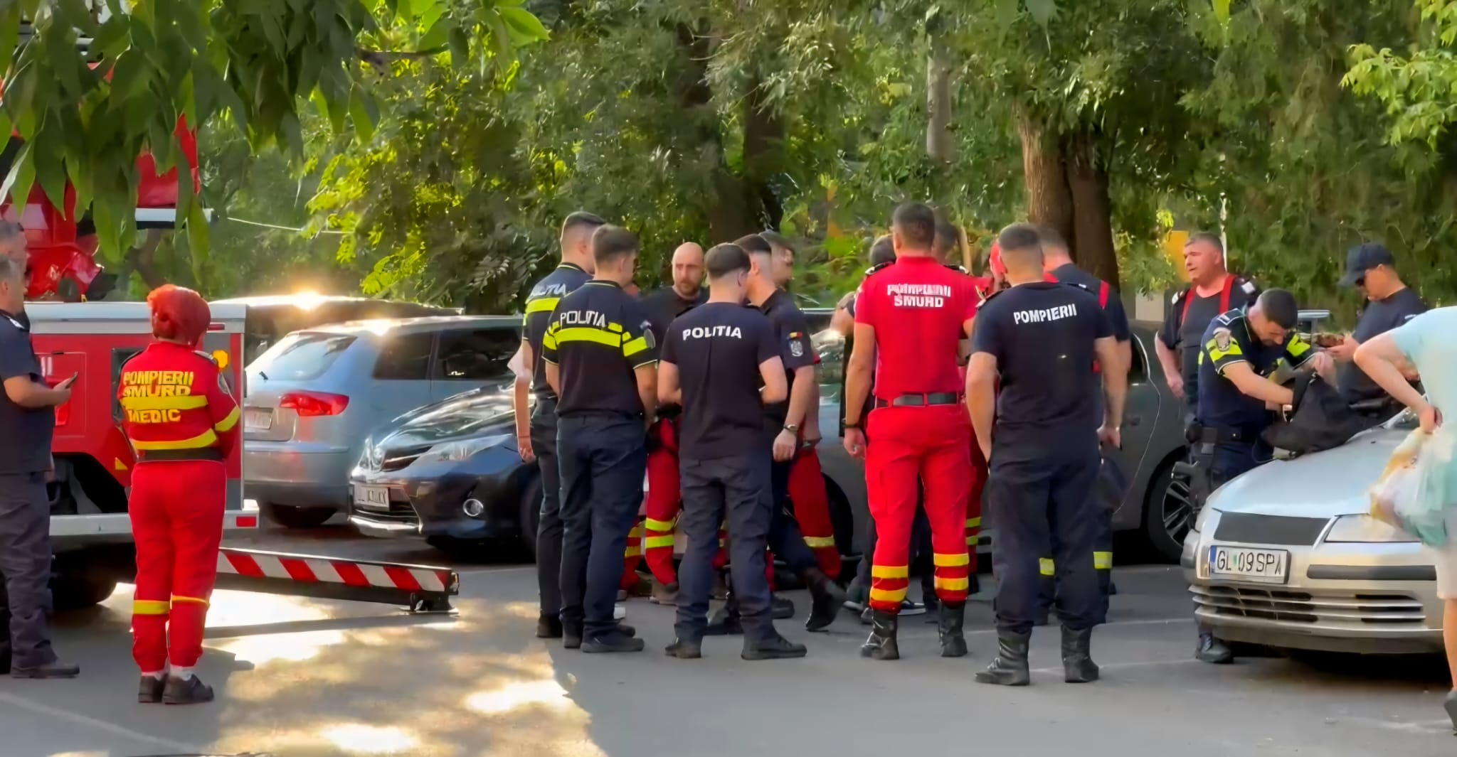 Desfășurare de forțe lângă Tribunal. Un tânăr a vrut să se arunce de la etajul zece