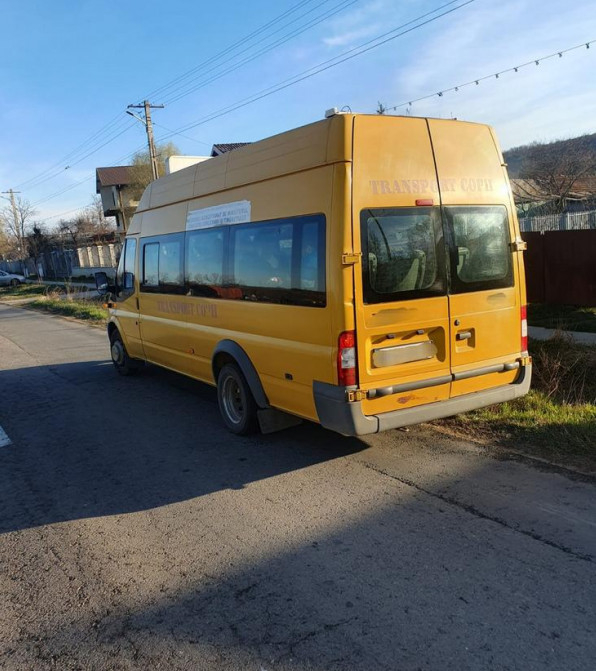 Microbuz plin cu elevi, condus de un șofer băut