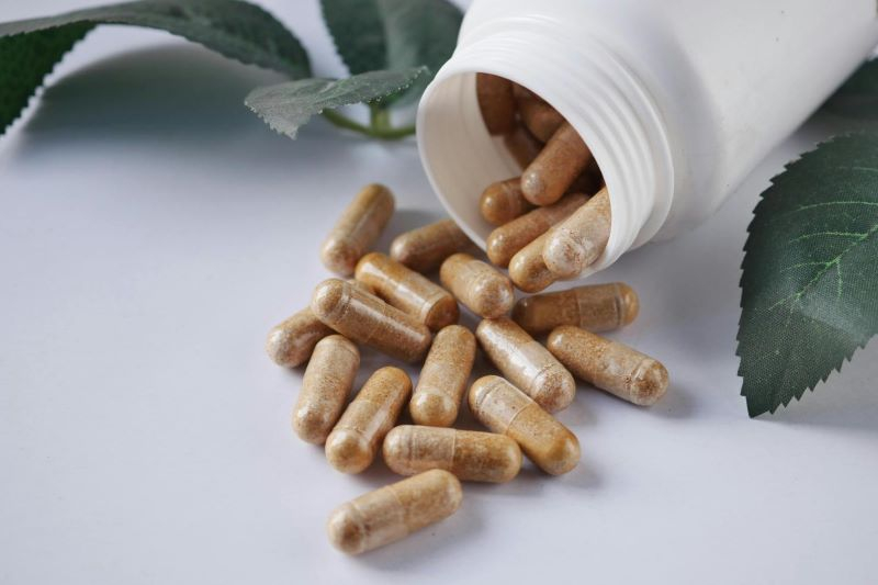 Care este diferența dintre suplimentele alimentare convenționale și cele naturiste? Explicat simplu + recomandări de formule naturale în 2026