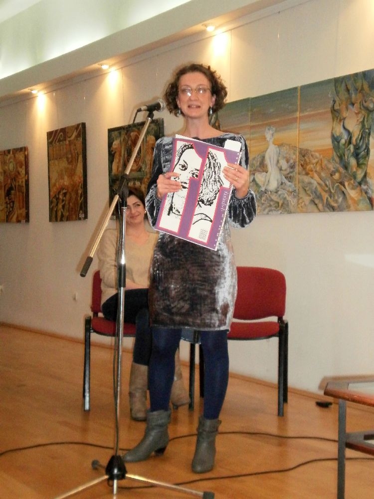 O carte mare într-un format mic. Debutul fetei-inorog Simona Toma 