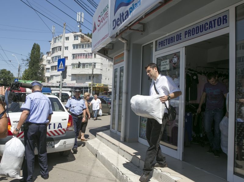 UPDATE / Descinderi la Galaţi: 5.000 de haine contrafăcute, retrase de pe piaţă 