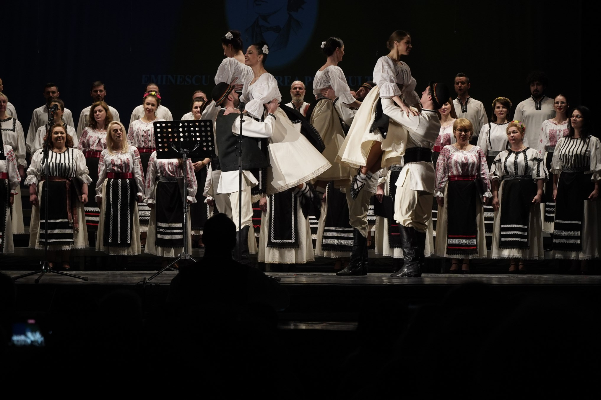 Eminescu, omagiat printr-un spectacol cu 140 de artiști