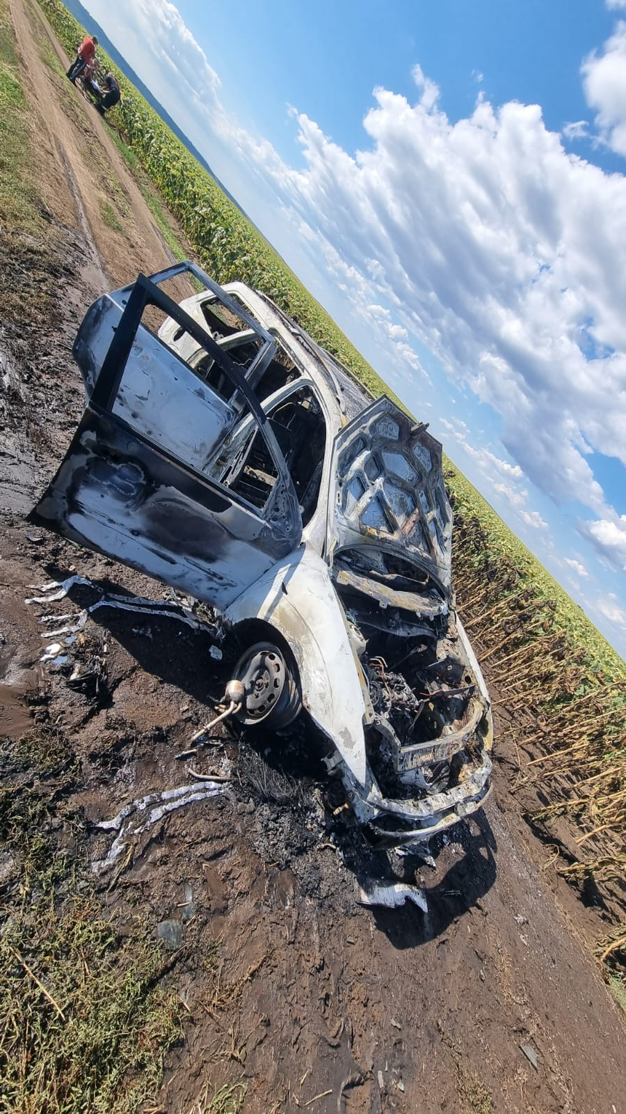 Un autoturism a ars în urma unui scurtcircuit