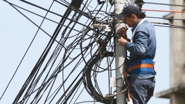 Impozite apăsătoare/ Patronatele cer amânarea aplicării „taxei pe stâlp”