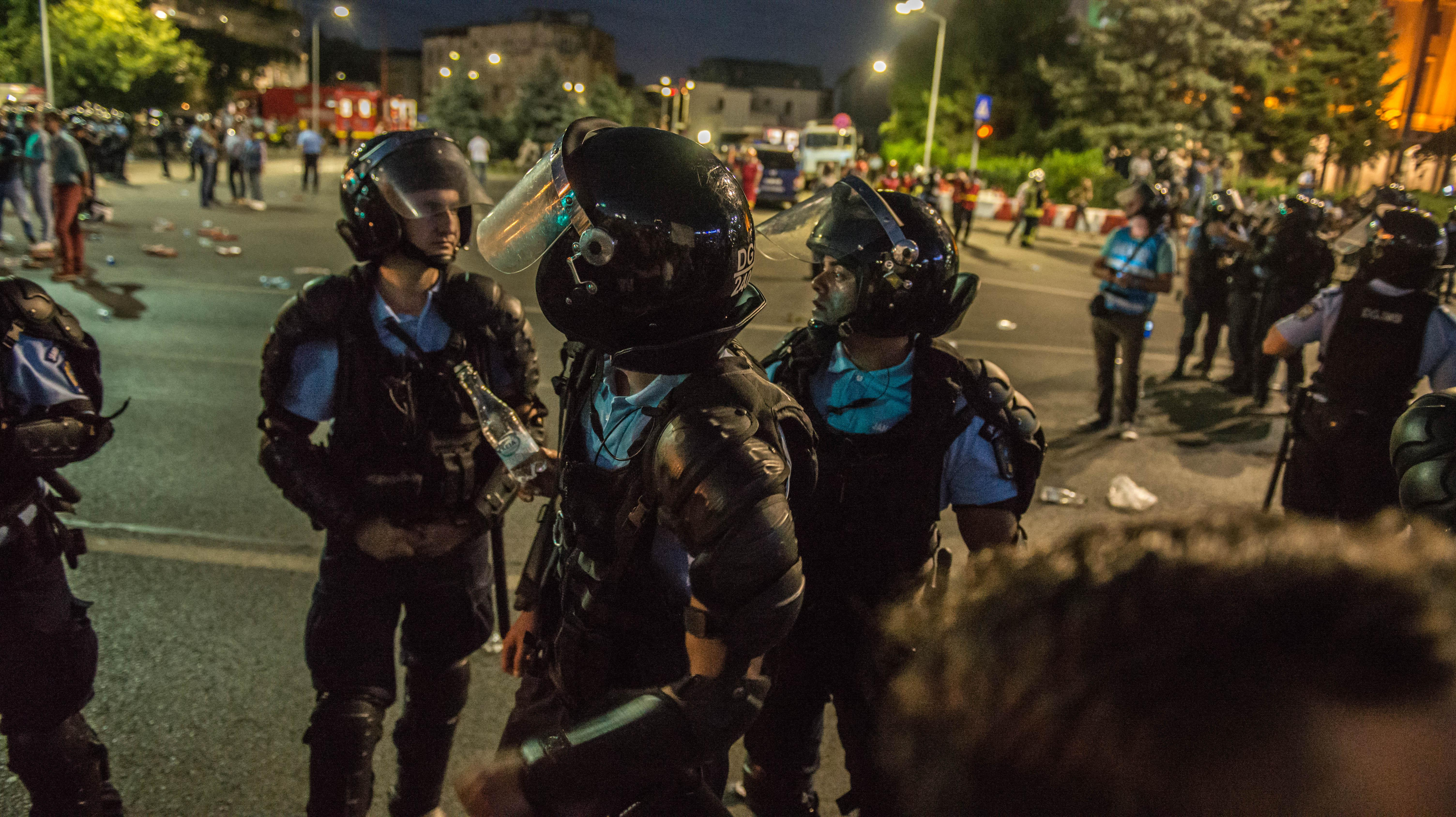 JANDARMIADA. Fotoreportaj realizat de echipa VL prezentă la Bucureşti | Piaţa Victoriei violenţei