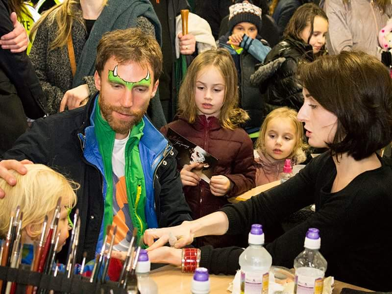 Cum susţine o gălăţeancă şcoala britanică la care învaţă fiica ei