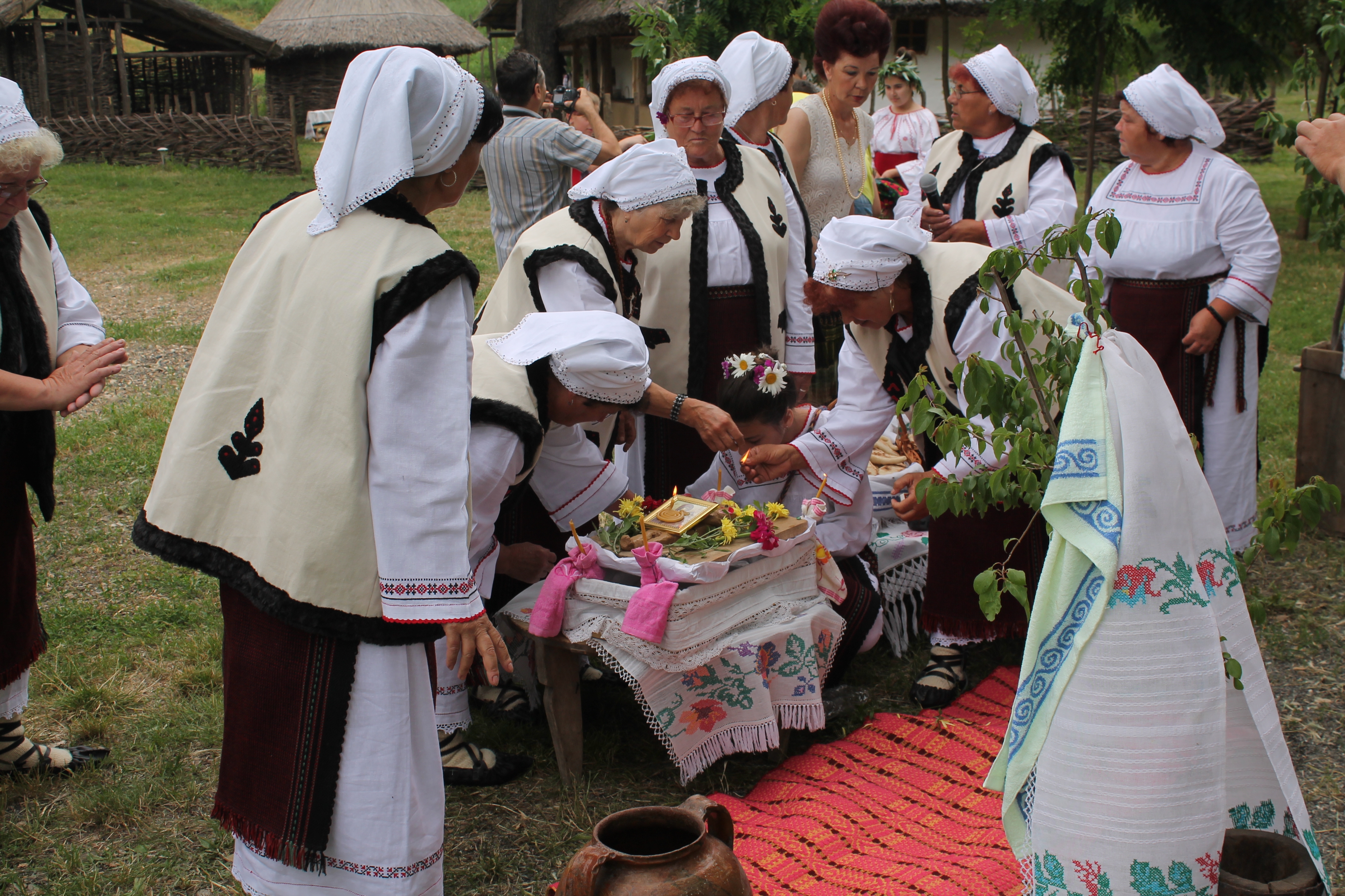 LADA DE ZESTRE/ Caloianul - ritualul funerar de invocare a ploii (FOTO/VIDEO)