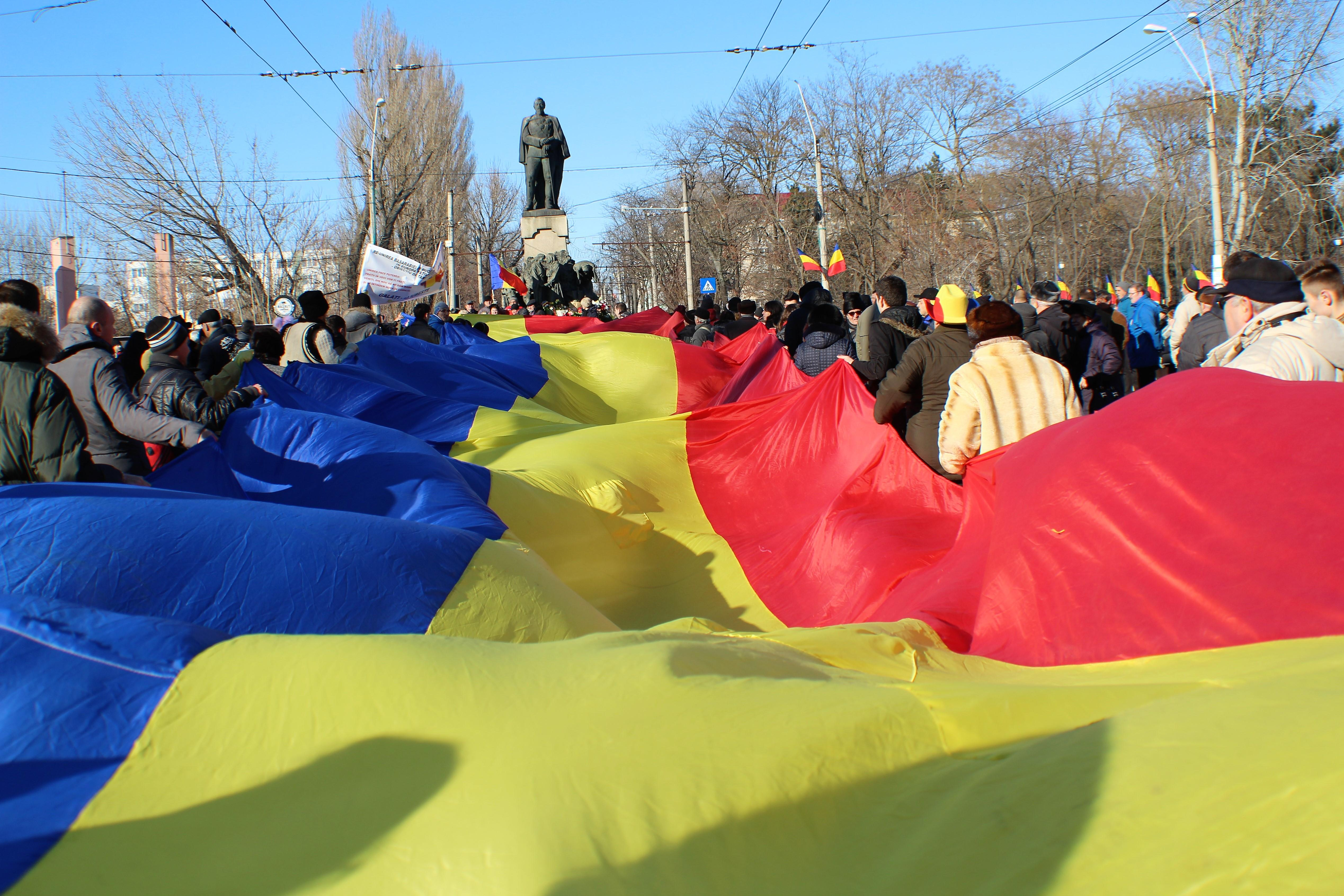 Sute de gălăţeni s-au prins în HORA UNIRII, alături de autorităţi. Strada Domnească, îmbrăcată într-un TRICOLOR uriaş | FOTO