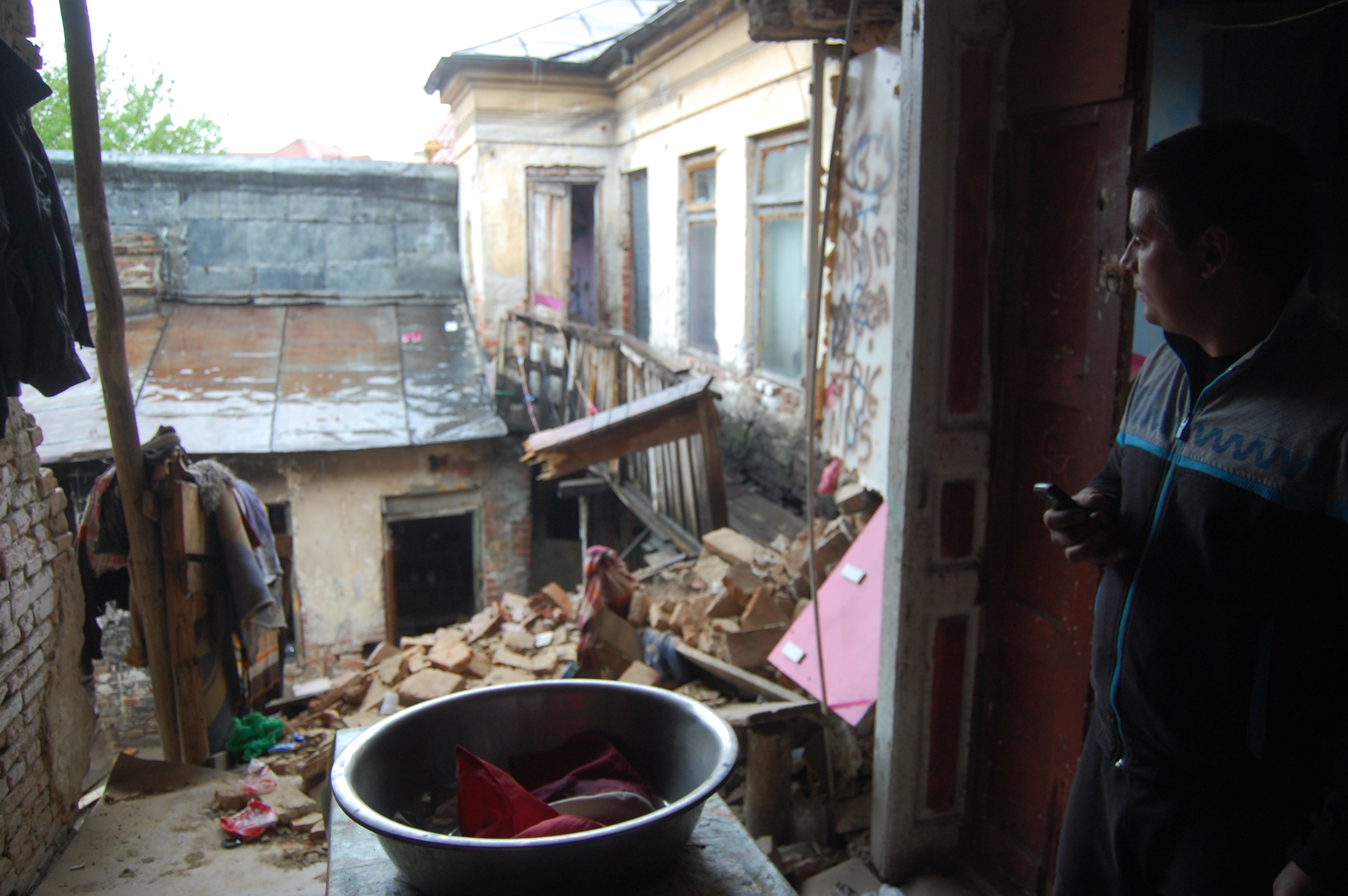 (FOTO/VIDEO) PERICOL pe strada Cuza. O casă S-A PRĂBUȘIT peste locatari