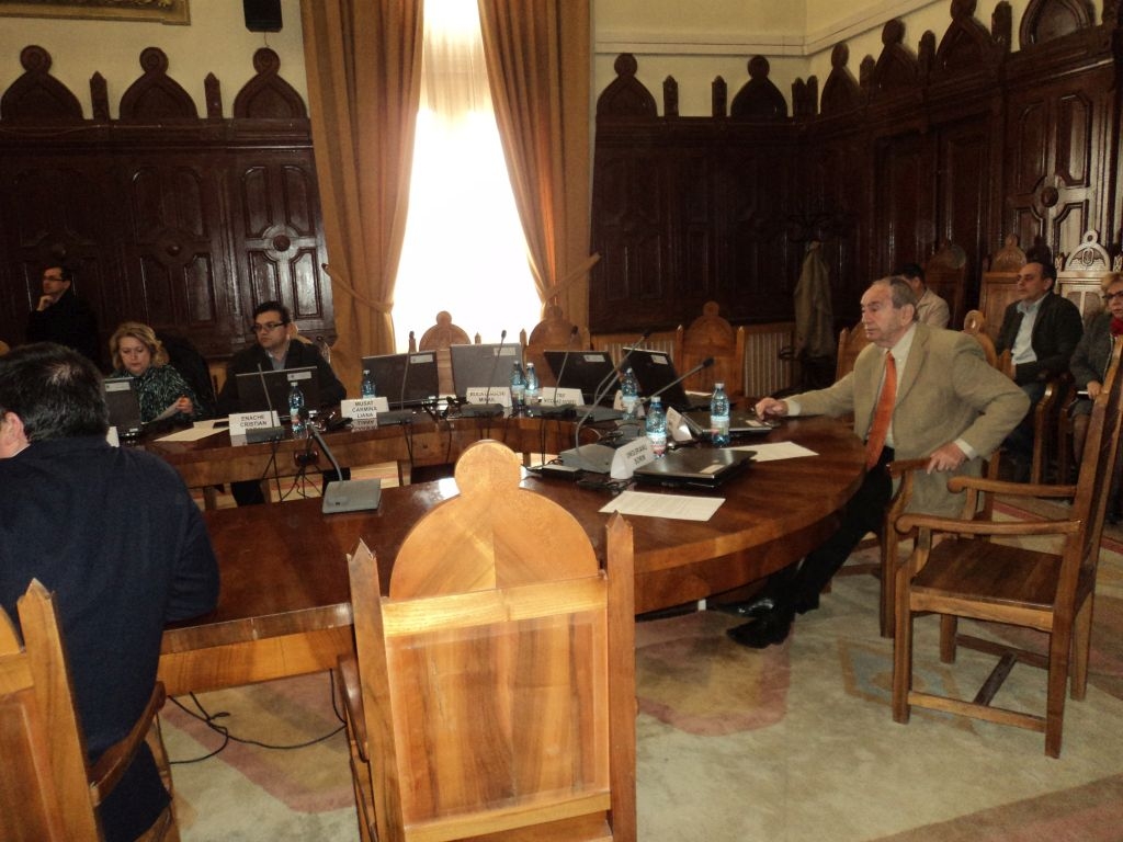 ABSURD DE GALAŢI/ Chiul în masă de la şedinţa Consiliului Local