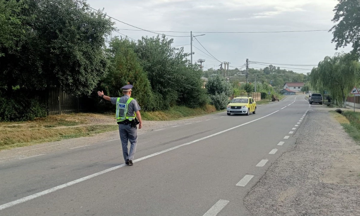Șofer cu permisul suspendat, prins la volan
