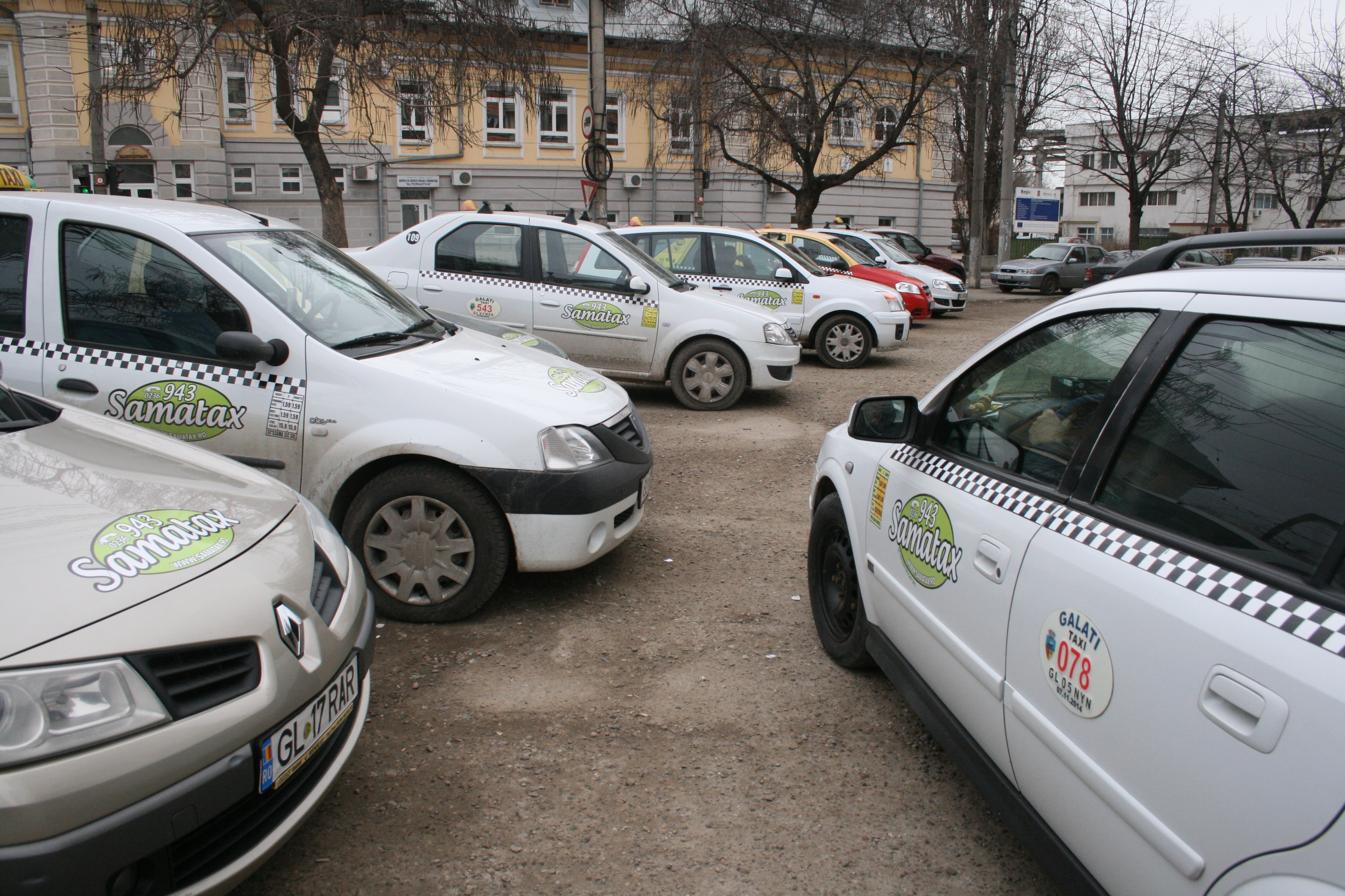Intersecţie blocată, muzică la maxim şi miros de urină - practicile taximetriştilor de la Baia Comunală
