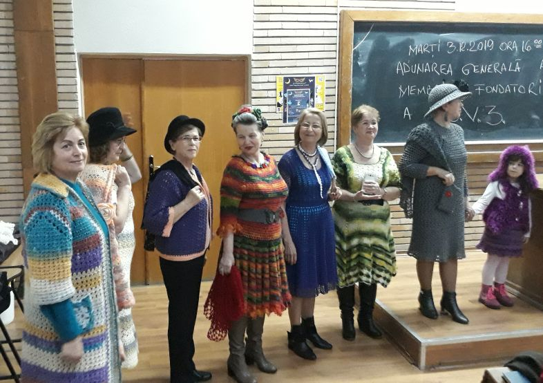 Parada rochiilor tricotate la Universitatea Vârstei a treia