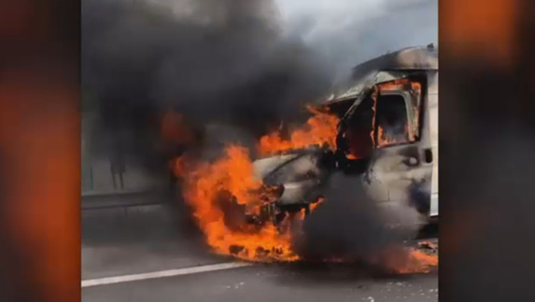 Circulație blocată după ce o dubiță a luat foc în mers