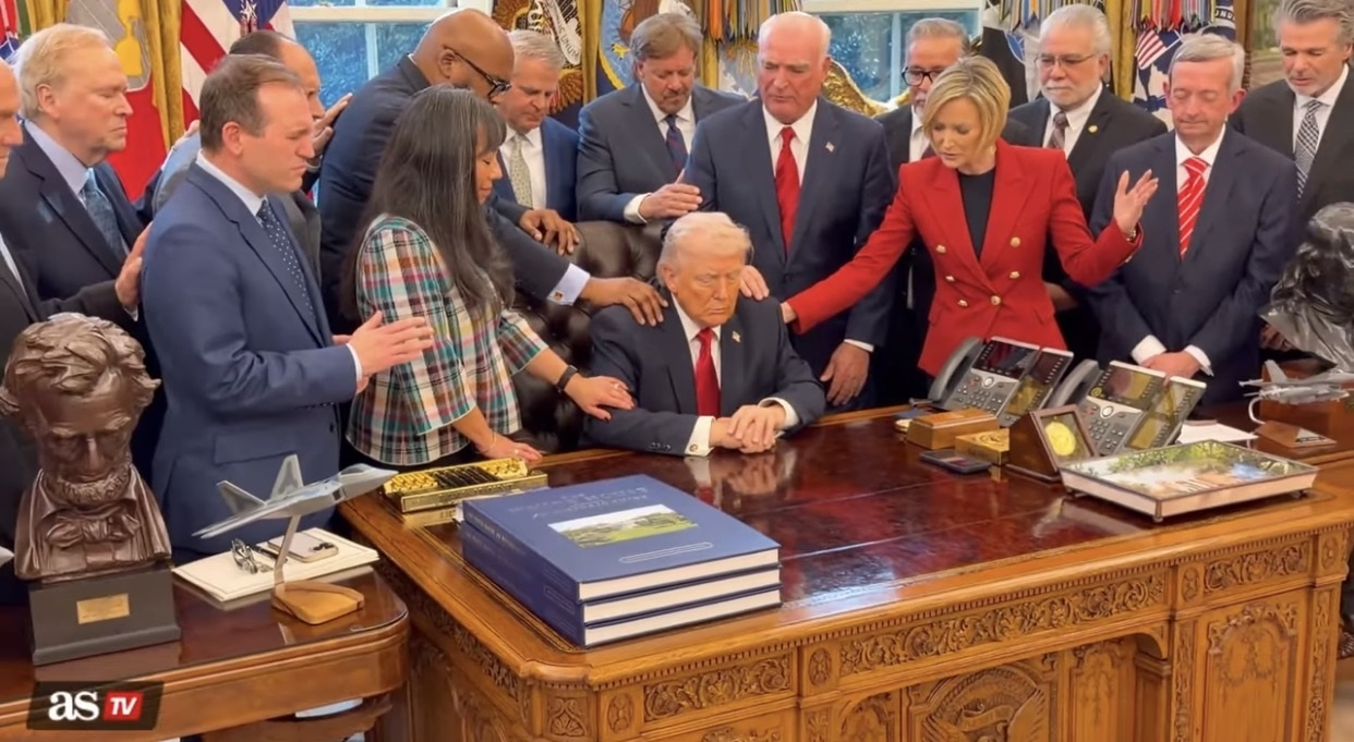Rugăciune în grup în Biroul Oval, pentru Donald Trump