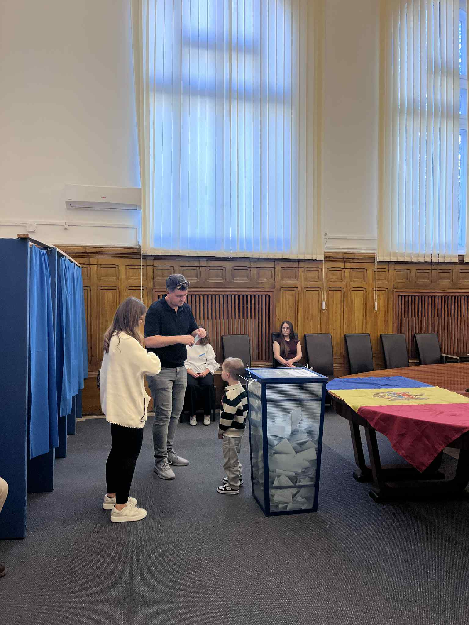 600 de cetăţeni moldoveni votaseră până la ora 16,00 la Galaţi